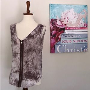 Sleeveless top zip up. Surprising patterning!